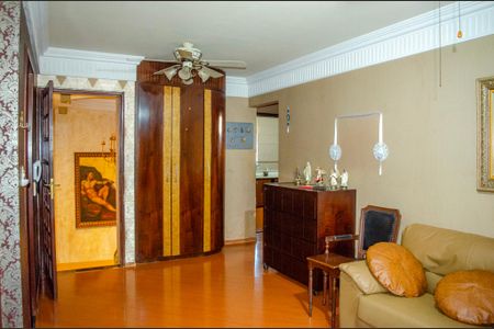 Casa à venda com 450m², 4 quartos e 3 vagas Casa à venda com 450m², 4 quartos e 3 vagasSala de TV