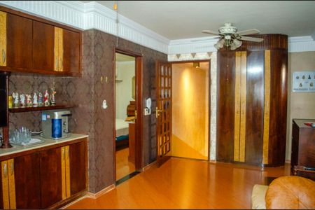 Casa à venda com 450m², 4 quartos e 3 vagas Casa à venda com 450m², 4 quartos e 3 vagasSala de TV