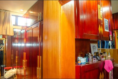 Casa à venda com 450m², 4 quartos e 3 vagas Casa à venda com 450m², 4 quartos e 3 vagasCloset da suíte