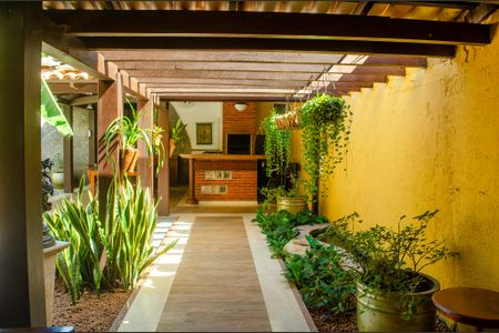 Casa à venda com 450m², 4 quartos e 3 vagas Casa à venda com 450m², 4 quartos e 3 vagasVaranda