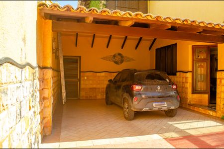 Casa à venda com 450m², 4 quartos e 3 vagas Casa à venda com 450m², 4 quartos e 3 vagasGaragem