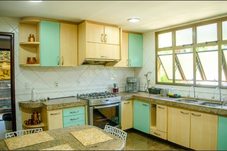 Casa à venda com 450m², 4 quartos e 3 vagas Casa à venda com 450m², 4 quartos e 3 vagasCozinha