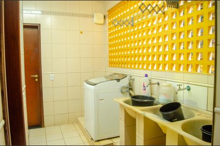 Casa à venda com 450m², 4 quartos e 3 vagas Casa à venda com 450m², 4 quartos e 3 vagasÁrea de Serviço