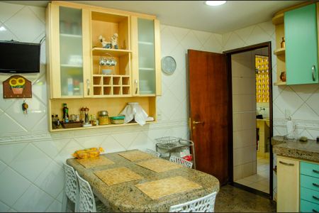 Casa à venda com 450m², 4 quartos e 3 vagas Casa à venda com 450m², 4 quartos e 3 vagasCozinha