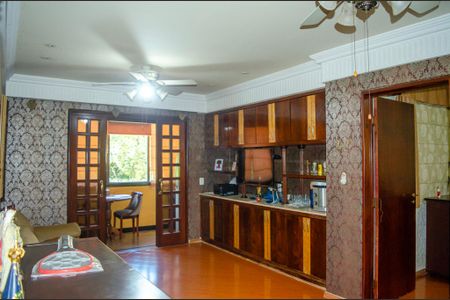 Casa à venda com 450m², 4 quartos e 3 vagas Casa à venda com 450m², 4 quartos e 3 vagasSala de TV