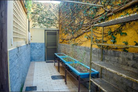 Casa à venda com 450m², 4 quartos e 3 vagas Casa à venda com 450m², 4 quartos e 3 vagasQuintal