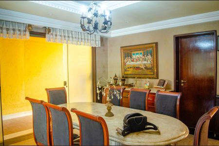 Casa à venda com 450m², 4 quartos e 3 vagas Casa à venda com 450m², 4 quartos e 3 vagasSala de Jantar