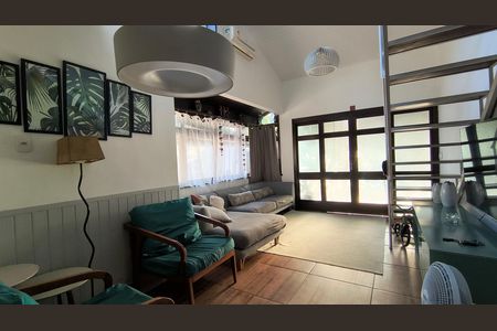 Casa de condomínio à venda com 140m², 3 quartos e 2 vagas Casa de condomínio à venda com 140m², 3 quartos e 2 vagasSala