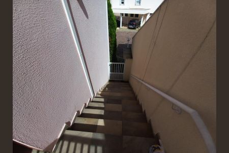 Casa de condomínio à venda com 384m², 4 quartos e 2 vagasEscada