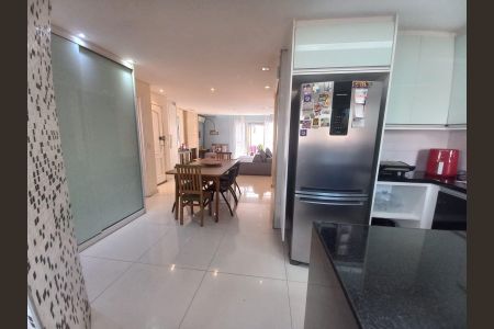 Casa de condomínio à venda com 384m², 4 quartos e 2 vagasCozinha