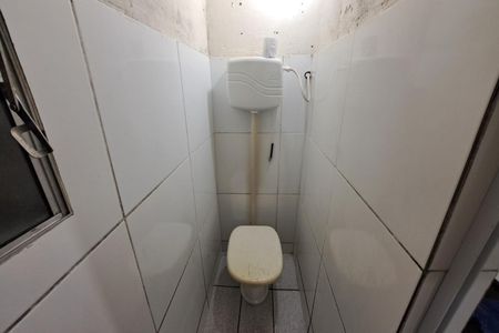 Banheiro de kitnet/studio para alugar com 1 quarto, 35m² em Pitangueiras, Rio de Janeiro