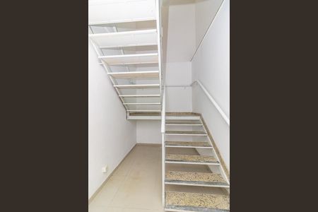 Escada de casa para alugar com 4 quartos, 200m² em Bangu, Rio de Janeiro