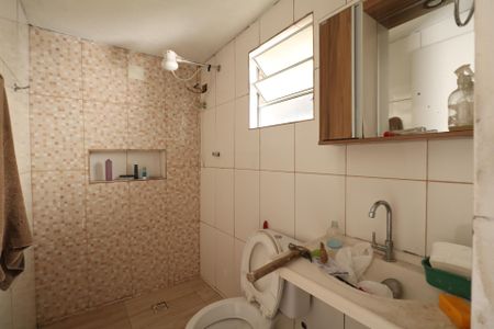 Banheiro de casa para alugar com 2 quartos, 80m² em Canhema, Diadema