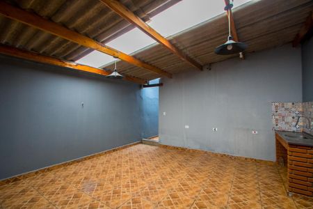 Casa para alugar com 140m², 2 quartos e 6 vagasFundos
