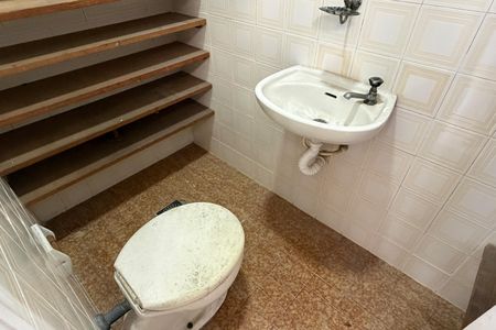 Banheiro de serviço de apartamento para alugar com 2 quartos, 90m² em Ponta da Praia, Santos