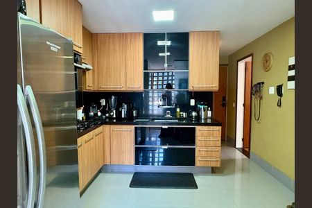 Apartamento à venda com 222m², 3 quartos e 3 vagas