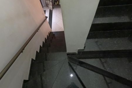 Casa para alugar com 100m², 3 quartos e 1 vagaEscadas para o 1º Piso