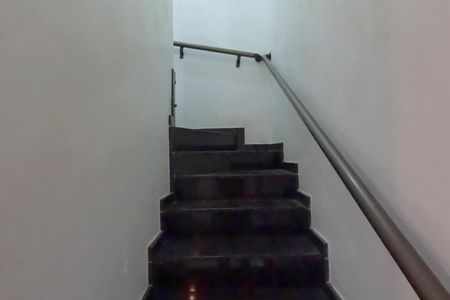 Casa para alugar com 100m², 3 quartos e 1 vagaEscadas para o 2º Piso