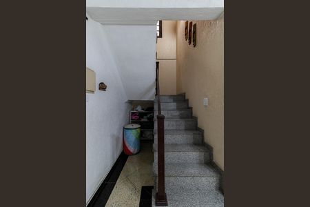 Casa à venda com 200m², 3 quartos e 2 vagas Casa à venda com 200m², 3 quartos e 2 vagasEscada