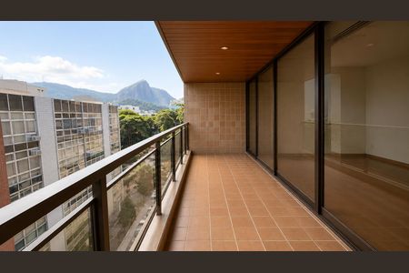 Balcony com vista para o morro do Corcovado em Rio de Janeiro. de apartamento à venda com 4 quartos, 246m² em Ipanema, Rio de Janeiro