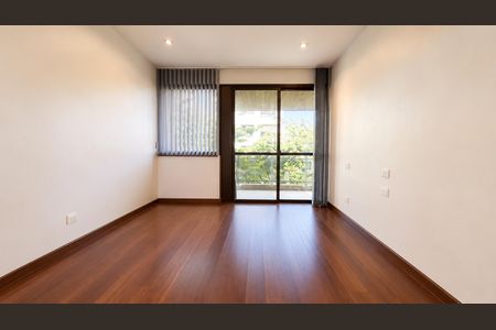 Quarto com piso de madeira e janela com cortinas, iluminada por luz natural e artificial. de apartamento à venda com 4 quartos, 246m² em Ipanema, Rio de Janeiro