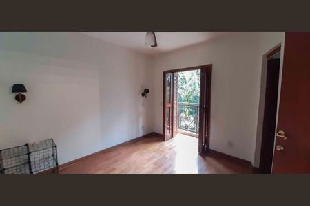 Casa à venda com 246m², 4 quartos e 4 vagasSuíte
