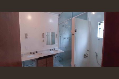 Casa à venda com 246m², 4 quartos e 4 vagasBanheiro da Suíte