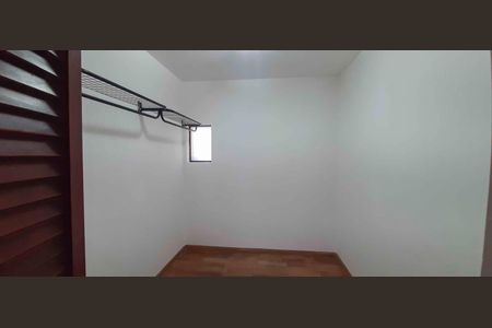 Casa à venda com 246m², 4 quartos e 4 vagasClosed da Suíte