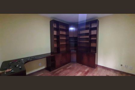 Casa à venda com 246m², 4 quartos e 4 vagasEscritório