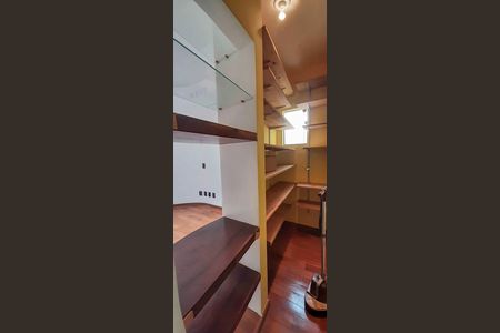 Casa à venda com 246m², 4 quartos e 4 vagasDepósito