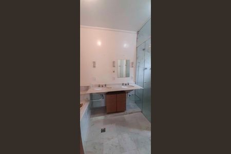 Casa à venda com 246m², 4 quartos e 4 vagasBanheiro da Suíte