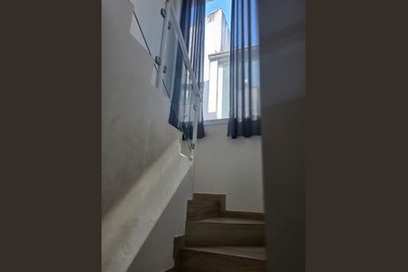 Casa para alugar com 200m², 3 quartos e 1 vaga Casa para alugar com 200m², 3 quartos e 1 vagaEscada
