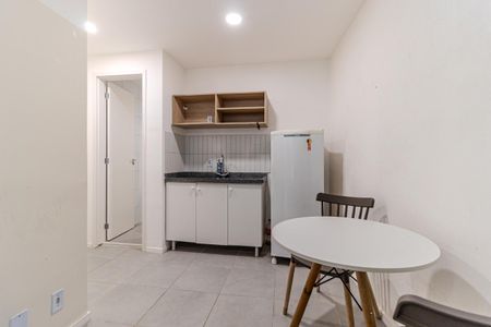 Cozinha de kitnet/studio para alugar com 1 quarto, 24m² em República, São Paulo