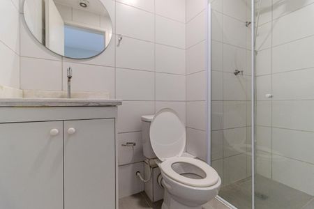 Banheiro de kitnet/studio para alugar com 1 quarto, 20m² em República, São Paulo