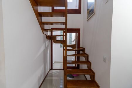 Casa à venda com 191m², 3 quartos e 4 vagasEscada