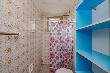 Banheiro de apartamento à venda com 1 quarto, 32m² em Passo D’areia, Porto Alegre