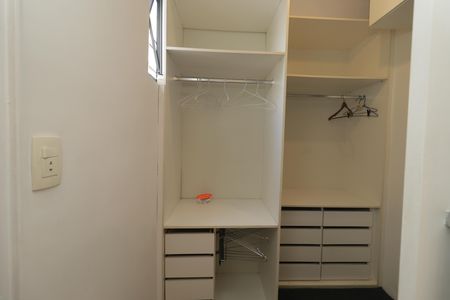 Closet da suíte de apartamento para alugar com 2 quartos, 92m² em Vila Mariana, São Paulo