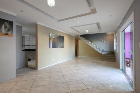 Casa de Condomínio para alugar com 4 quartos, 247m² em Taquara, Rio de Janeiro
