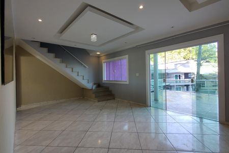 Casa de condomínio para alugar com 247m², 4 quartos e 2 vagas Casa de condomínio para alugar com 247m², 4 quartos e 2 vagasSala