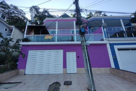 Casa de condomínio para alugar com 247m², 4 quartos e 2 vagas Casa de condomínio para alugar com 247m², 4 quartos e 2 vagasFachada