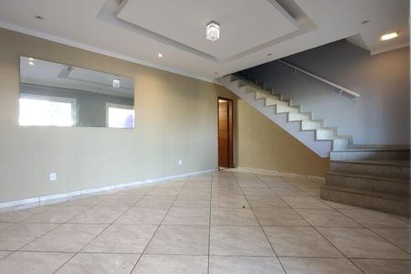 Casa de condomínio para alugar com 247m², 4 quartos e 2 vagas Casa de condomínio para alugar com 247m², 4 quartos e 2 vagasSala