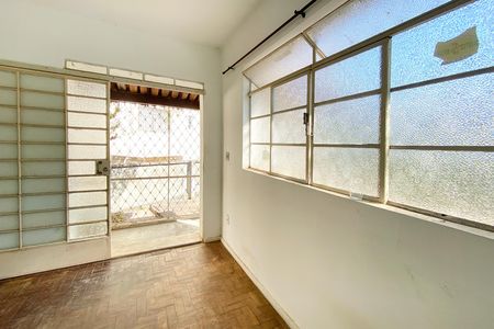 Casa à venda com 300m², 2 quartos e 2 vagasSala