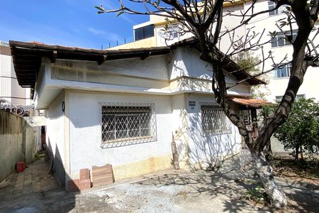Casa à venda com 300m², 2 quartos e 2 vagasFrente
