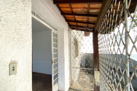Entrada de casa à venda com 2 quartos, 300m² em Sagrada Família, Belo Horizonte