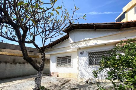 Casa à venda com 300m², 2 quartos e 2 vagasFachada interna