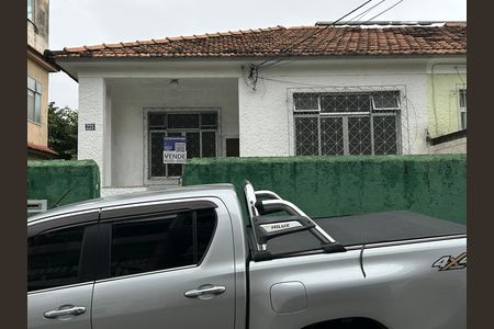 Casa à venda com 230m², 3 quartos e 2 vagasFachada + placa