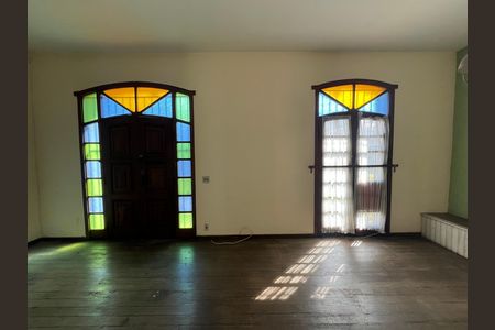 Casa para alugar com 214m², 4 quartos e 4 vagas Casa para alugar com 214m², 4 quartos e 4 vagasSala