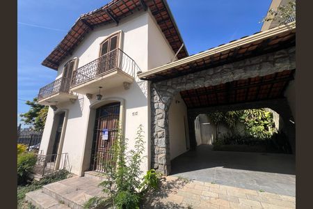 Casa para alugar com 214m², 4 quartos e 4 vagas Casa para alugar com 214m², 4 quartos e 4 vagasFachada