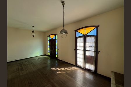 Sala de casa para alugar com 4 quartos, 214m² em São José, Belo Horizonte