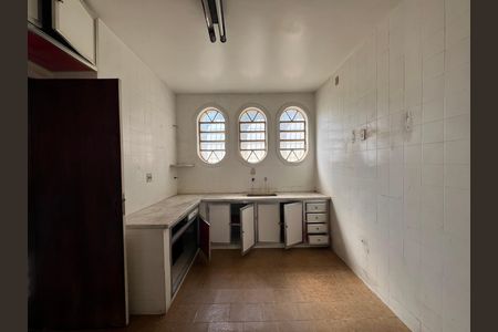 Casa para alugar com 214m², 4 quartos e 4 vagas Casa para alugar com 214m², 4 quartos e 4 vagasCozinha